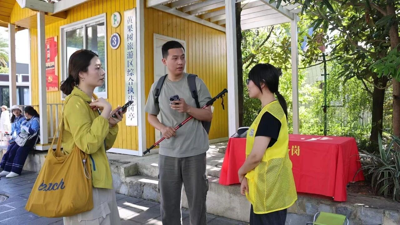 圖為一線志願者為游客做好服務。