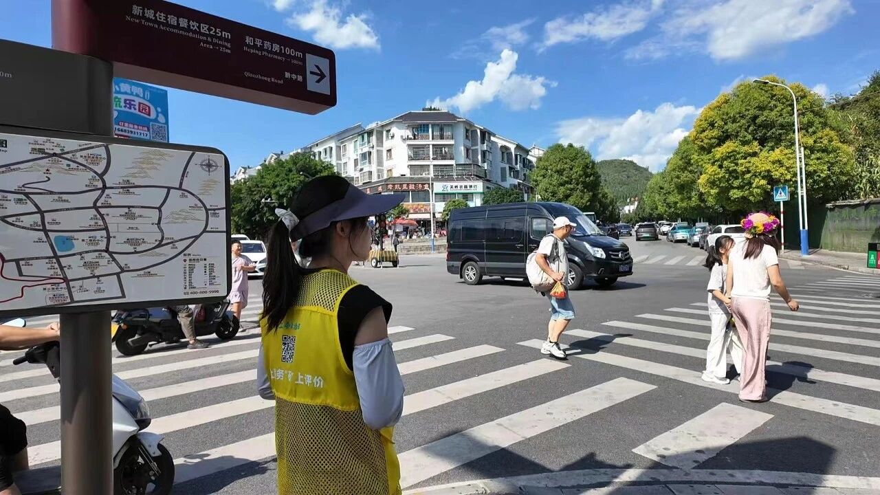 圖為一線志願者為游客做好服務。