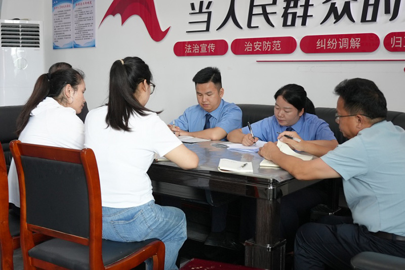 检察官到地城村委会开展普法宣传。