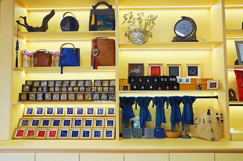 龍女三九工作室展出的錫繡文創產品。