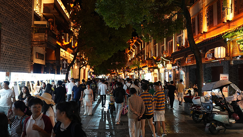 贵州镇远夜间经济持续升温。