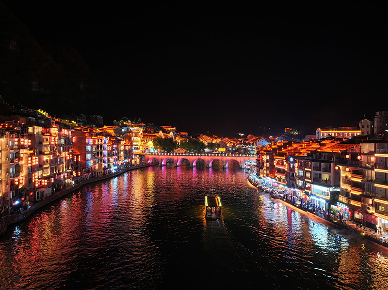 贵州镇远夜间经济持续升温。