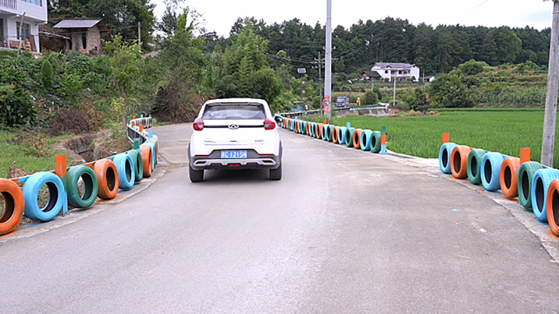 车子在装好防护的道路上行驶。