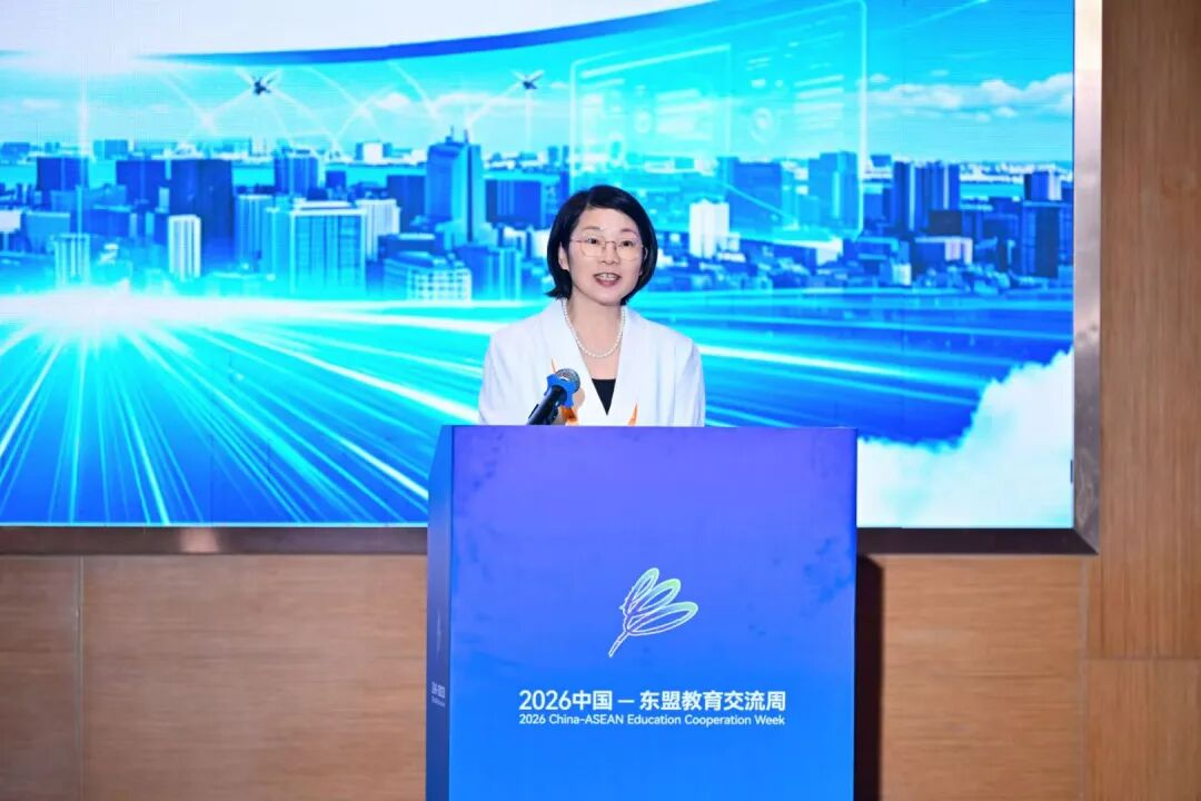贵州开放大学党委书记令狐彩桃作主旨报告。