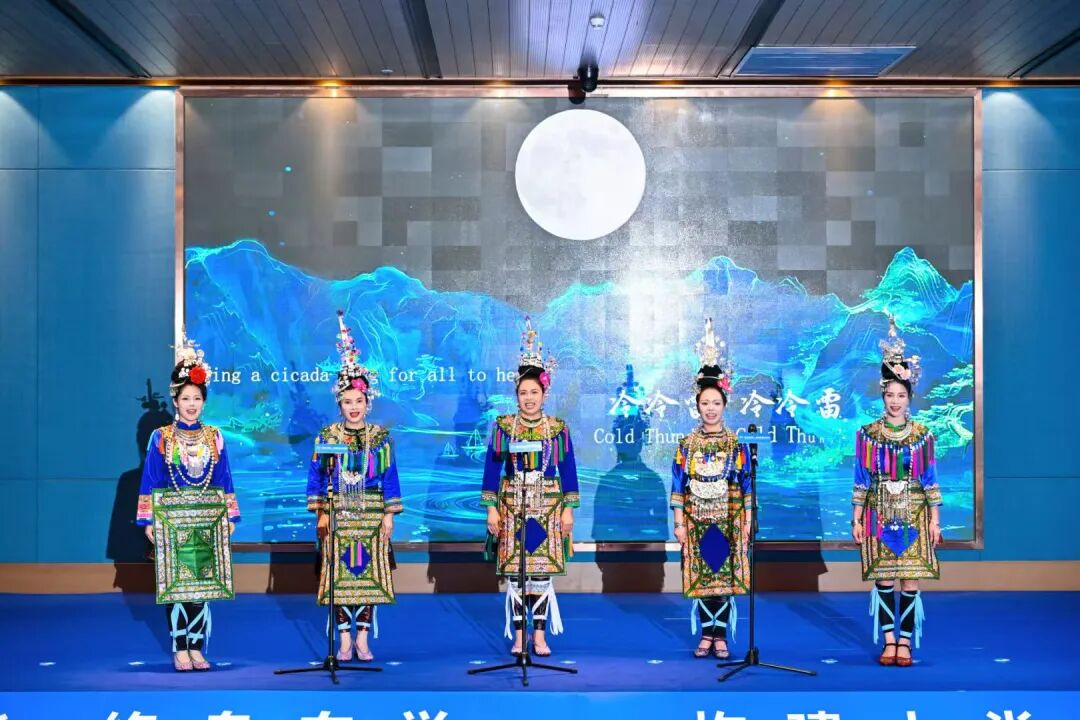 演员在“数智赋能 终身向学——构建人类终身学习新生态”国际论坛上演出。