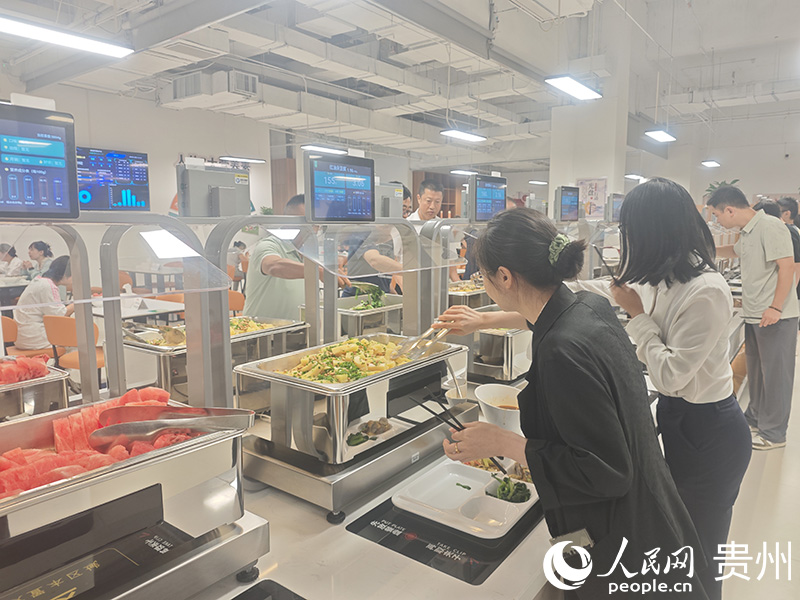 智慧餐台按重量計費,就餐人員按需取餐。人民網 黃小桃攝