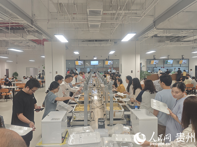 貴旅康養智慧食堂就餐現場秩序井然。人民網 黃小桃攝