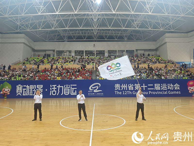 会旗交接仪式现场。人民网 黄小桃摄