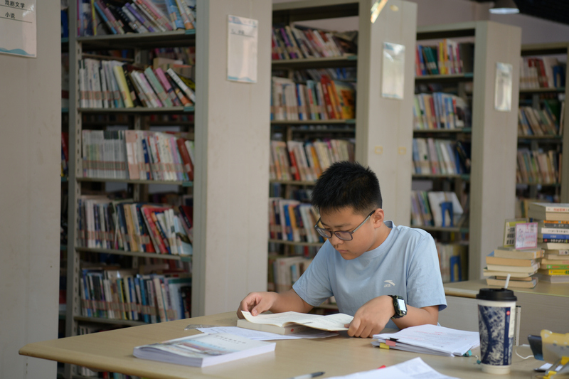 在龙里县图书馆，学生在看书学习。