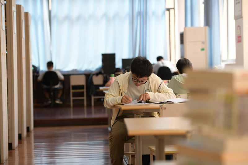 在龙里县图书馆，学生在看书学习。