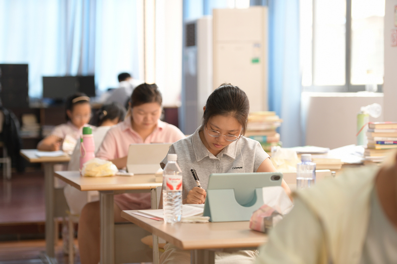 在龙里县图书馆，学生在看书学习。