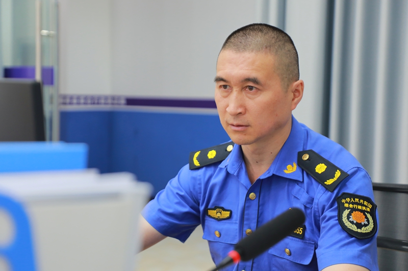 1、认真工作的谢泽龙。.JPG