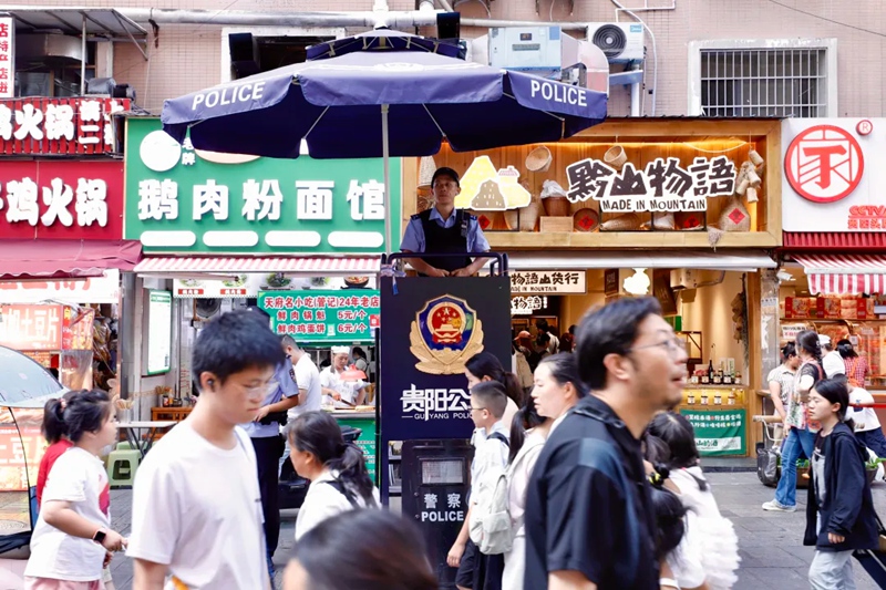 瞭望台执勤的民警。