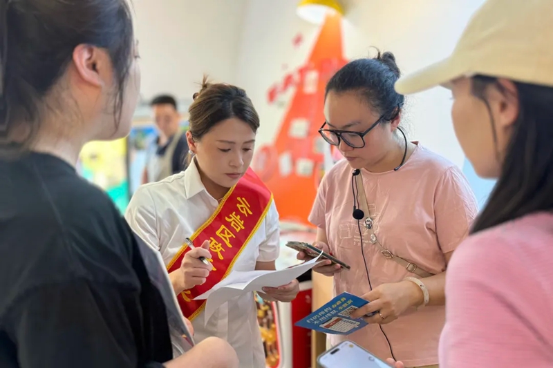 工作人员手把手指导线上操作。