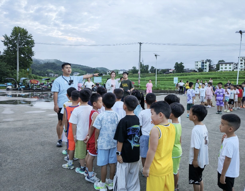 排队准备跑步的孩子们。覃嵩松摄