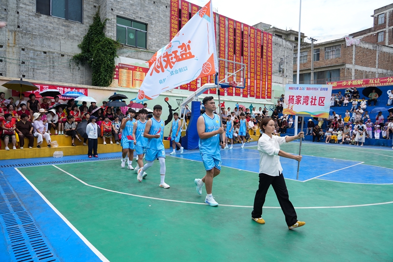 2026年8月12日，貴州省畢節市納雍縣樂治鎮中心籃球場，2026“美麗鄉村村BA”籃球賽開幕式現場，球隊入場。 楊 英 攝.jpg