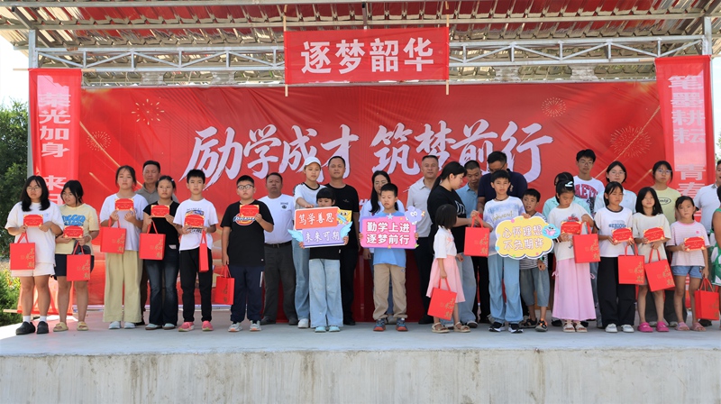 暖心助学扬新风！独山县阳地村塘董组村民向优秀学子发放奖学金 (1)