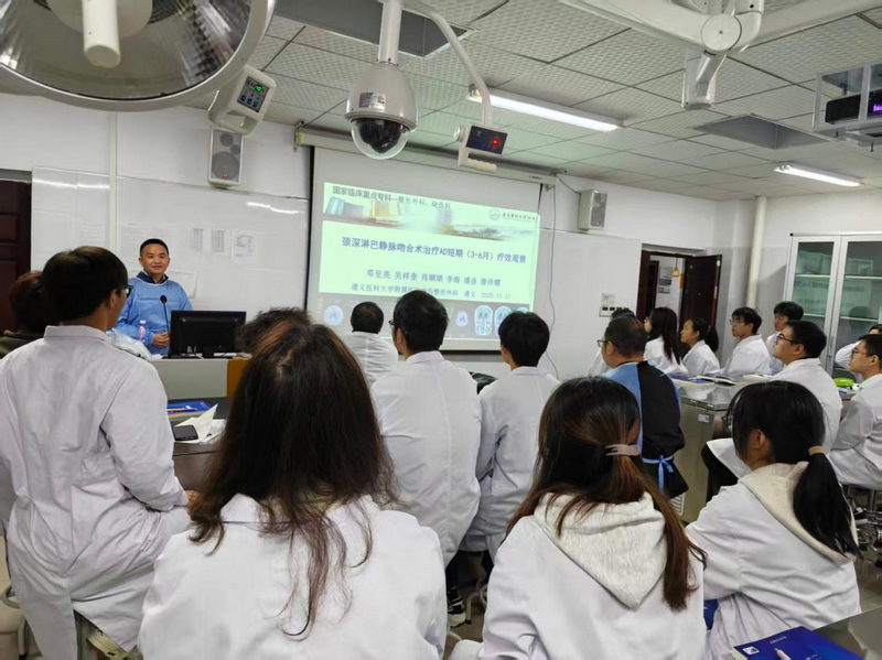 邓呈亮教授给大学生上解剖教改课。