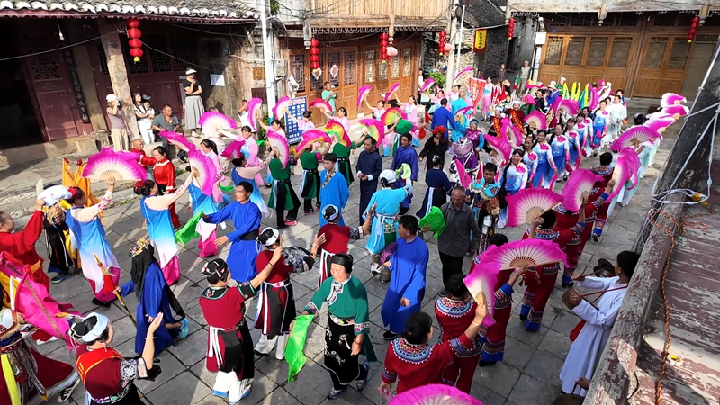 1 图为非遗屯堡花灯展演活动现场.jpg
