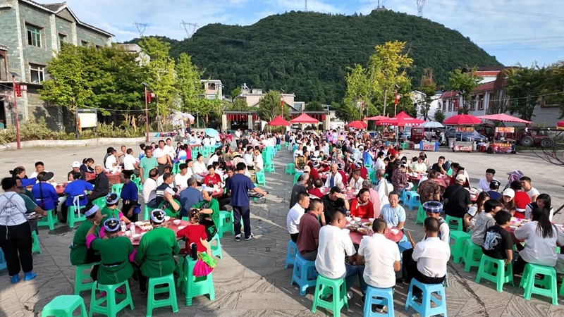 非遗屯堡花灯展演活动现场。