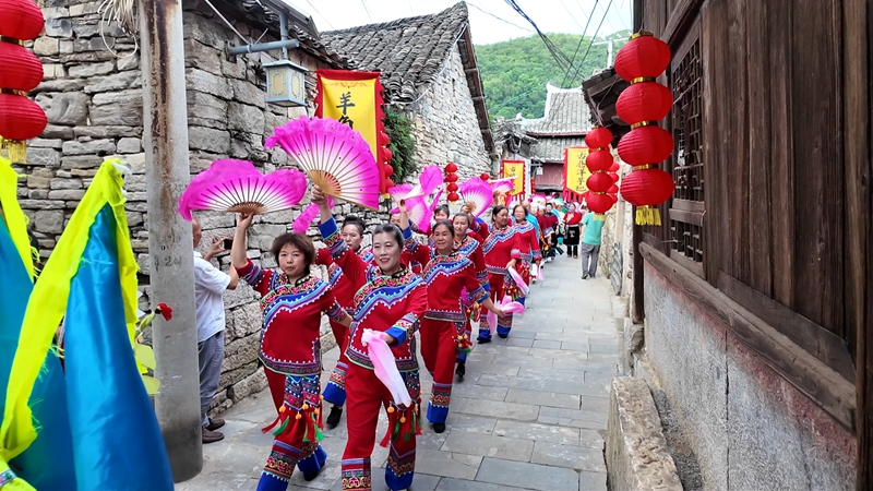 非遗屯堡花灯展演活动现场。