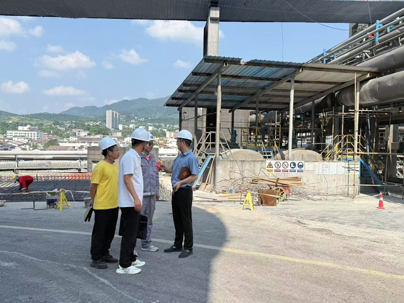 息烽经开区干部深入企业现场，了解企业生产情况。