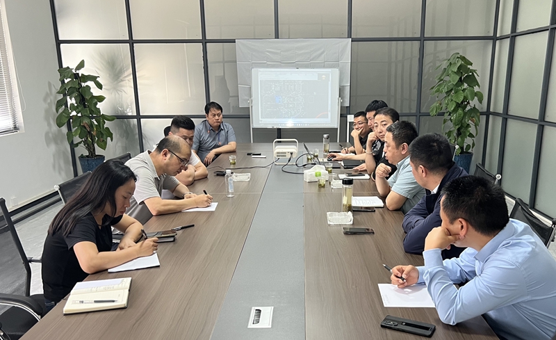 息烽经开区干部深入企业座谈，征求意见建议。