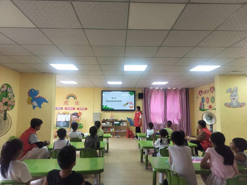 1、岑巩县㵲水街道大园社区中央华府小区暑托班，志愿者正在为暑托班孩子们讲解“身边的粮食浪费现象”，引导孩子们要珍惜每一粒粮食。  （周飞 摄）