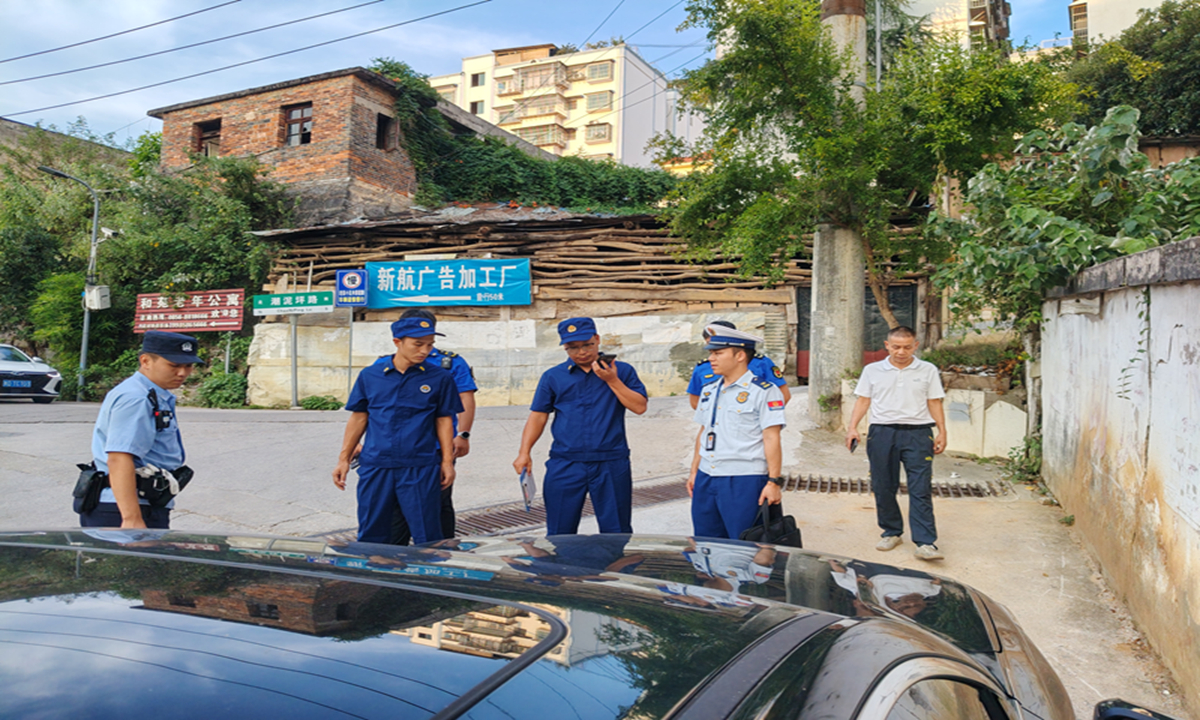 图为严查占道停车。