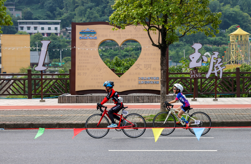 2026年8月16日，在贵州省铜仁市玉屏侗族自治县城区，运动员在公路自行车比赛中比拼。