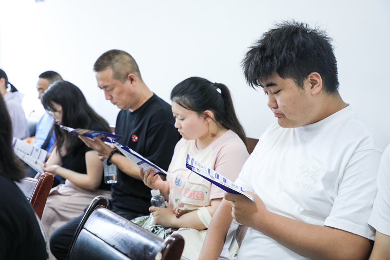 2 、受邀代表翻阅观山湖区法律援助答疑手册。.jpg