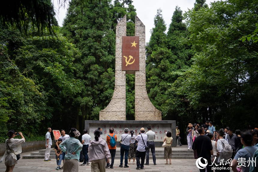 参观者在娄山关战斗遗址公园内参观。人民网记者 涂敏摄