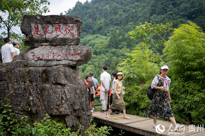 参观者在娄山关战斗遗址公园内的小尖山战斗遗址参观。人民网记者 涂敏摄