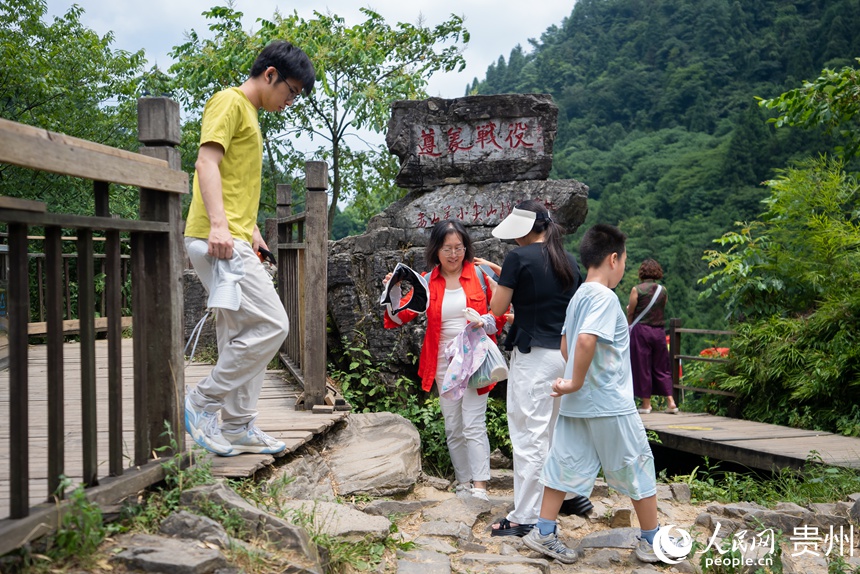 参观者在娄山关战斗遗址公园内的小尖山战斗遗址参观。人民网记者 涂敏摄