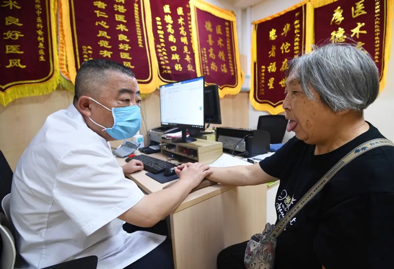 正在問診患者。