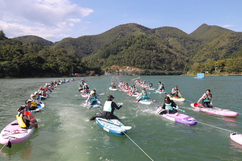 体验官们在体验桨板.jpg