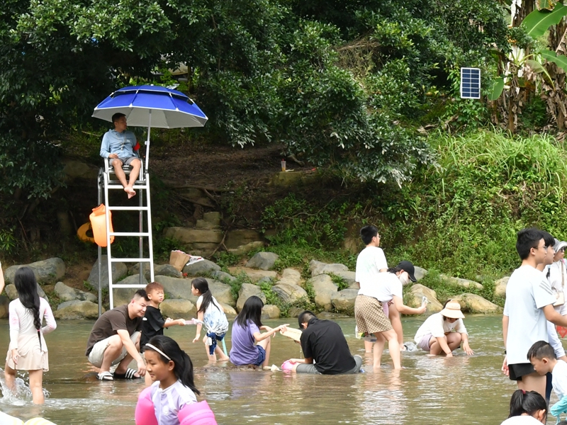 大小井風景區水上安全員在崗值守.jpg