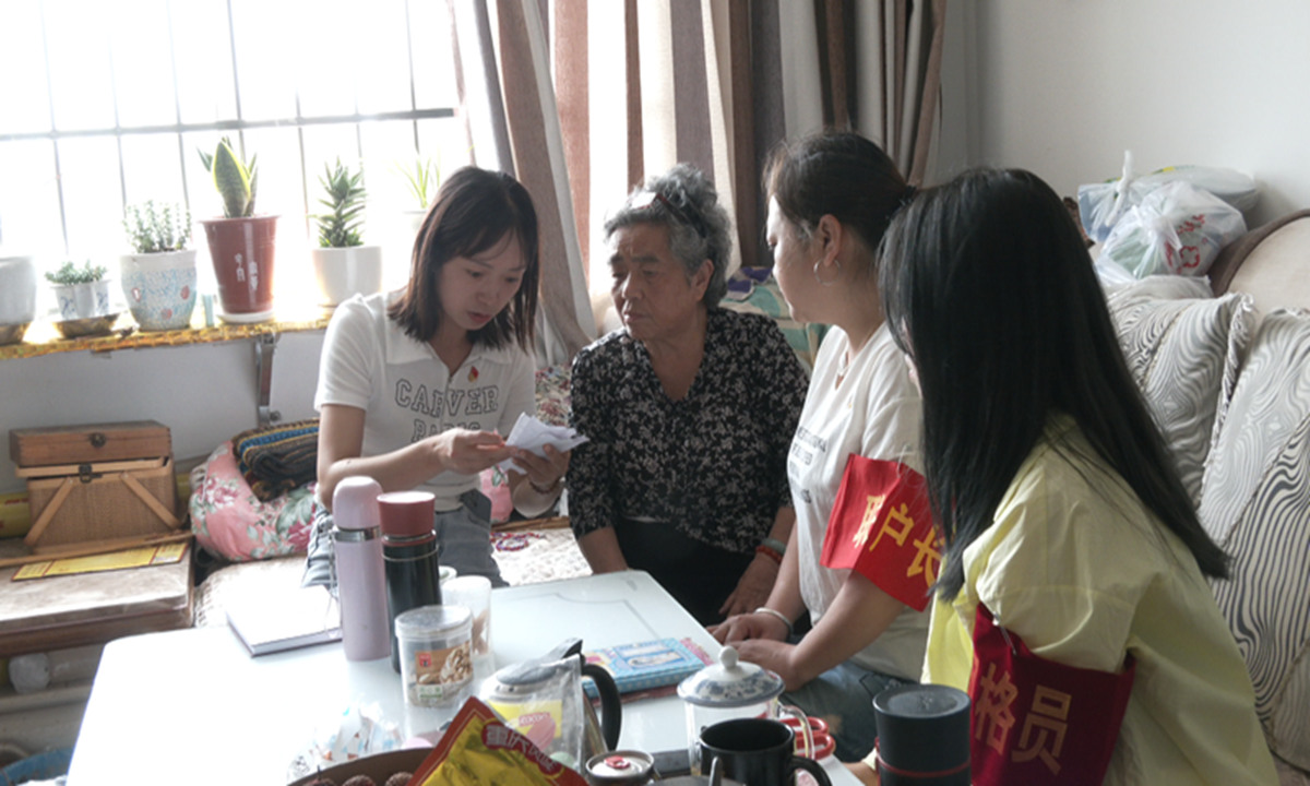 工作人员常态化下沉网格、走访楼栋。