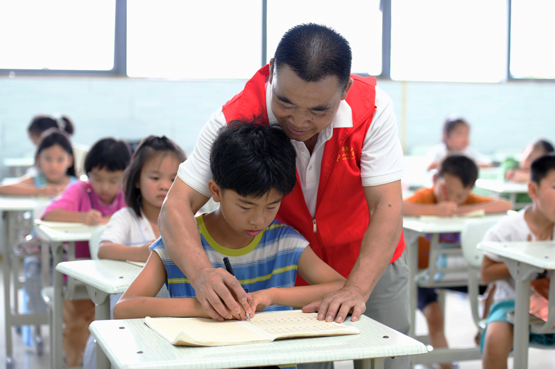 志愿者免费教孩子们练习书法。