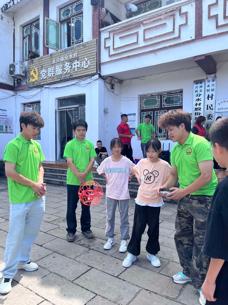 4、遵义职业技术学院无人机团队与孩子们互动。