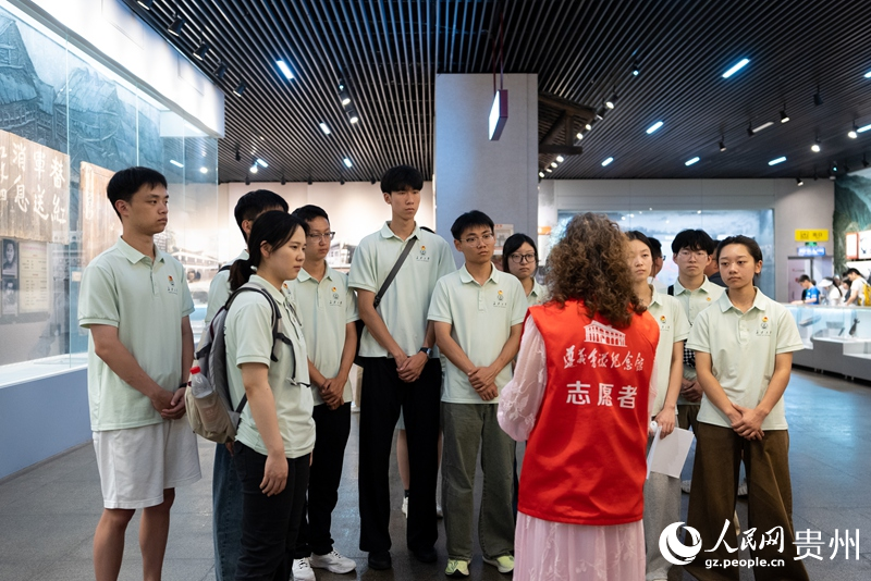 在遵义会议会址纪念馆,青年党员在接受教育。人民网 涂敏摄
