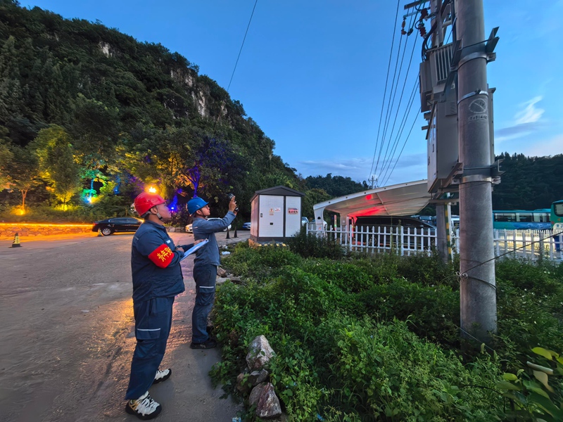 镇宁供电局工作人员运用红外测温仪监测民宿变压器运载实时温度，保障网架稳定供电。荣永康   摄