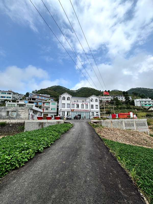 4、硬化路通村，大坪旧貌换新颜。习水县融媒体中心供图