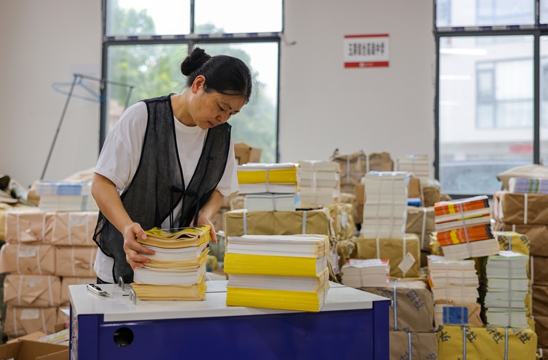 8月20日，工作人员在贵州省铜仁市玉屏侗族自治县新华书店教材仓库打包新学期教材。 