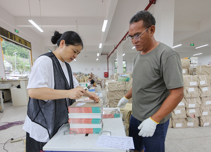 8月20日，工作人员在贵州省铜仁市玉屏侗族自治县新华书店教材仓库打包新学期教材。
