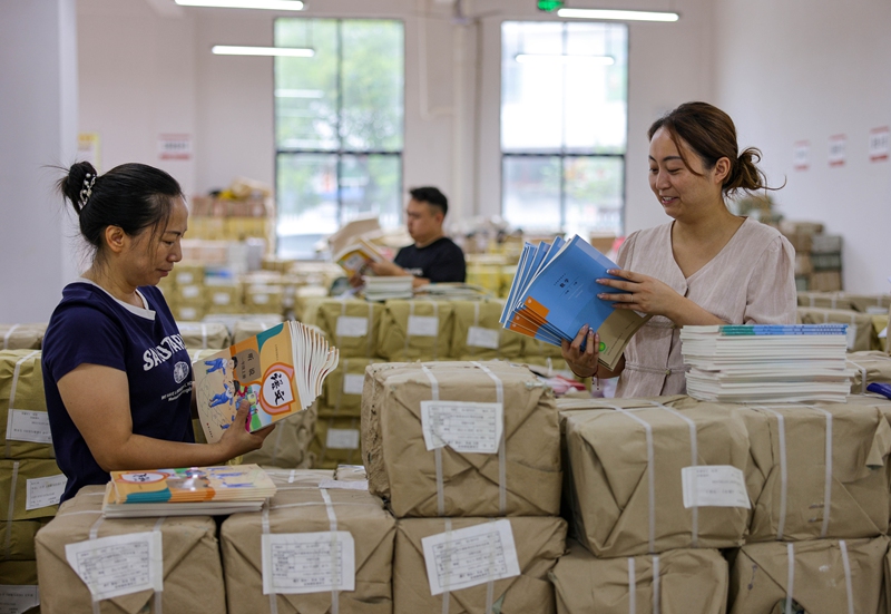 8月20日，工作人员在贵州省铜仁市玉屏侗族自治县新华书店教材仓库清点新学期教材。