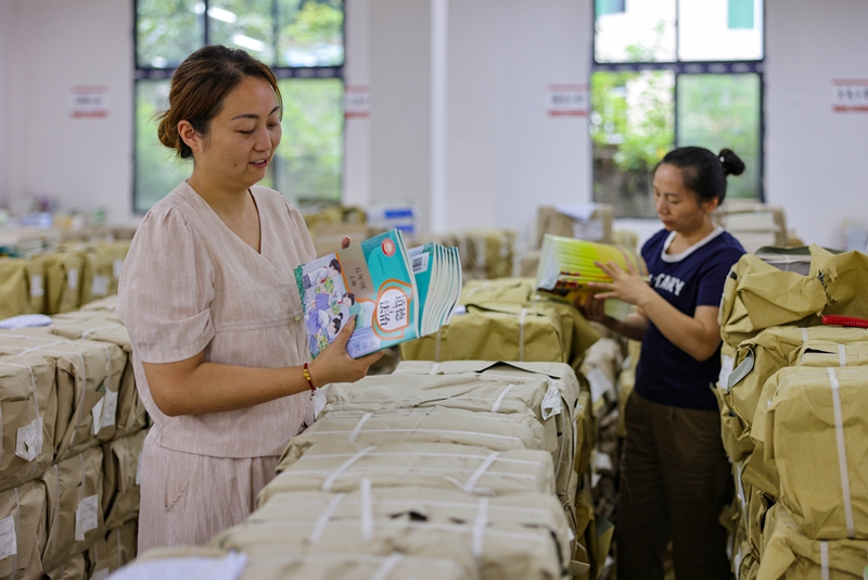 8月20日，工作人员在贵州省铜仁市玉屏侗族自治县新华书店教材仓库清点新学期教材。