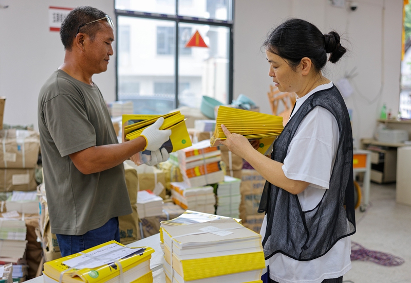 8月20日，工作人员在贵州省铜仁市玉屏侗族自治县新华书店教材仓库清点新学期教材。
