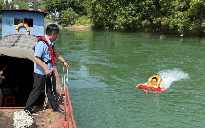 2 圖為成功救助“落水者”脫險