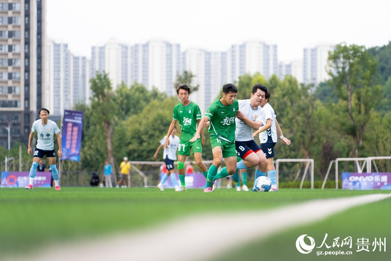 4 比赛现场，双方运动员在激烈的拼抢中。人民网记者 涂敏 摄